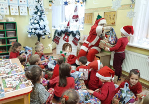 Mikołaj wręczał przedszkolakom prezenty.