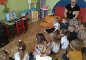 Przedszkolaki wraz z Ciocią oglądają bajkę „Czyściochowo - Mydłomen przybywa na ratunek”