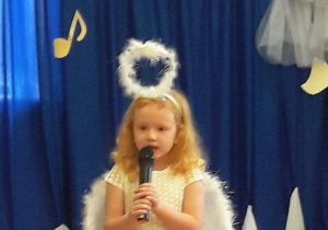 Dziewczynka z Przedszkola Nr 7 zaśpiewała o aniołku maleńkim jak...wróbelek... i zajęła I miejsce.