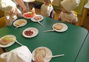 Dzieci dekorują swe kanapki pomidorami, papryką, ogórkami, ucząc się o zdrowotnych właściwościach urozmaiconej kanapki