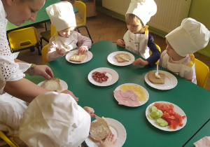 Przedszkolaki wybierają składniki swych ulubionych kanapek.