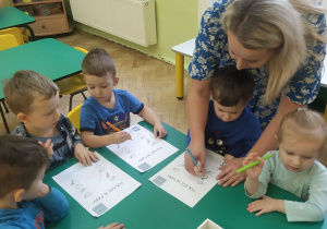 Przedszkolaki podczas pracy dokładniej zapoznając się z prawem do swobodnego wypowiadania się w sprawach, które ich dotyczą