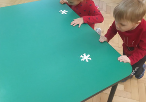 „Dmuchamy na płatki śniegu” na stole położone papierowe śnieżynki. Na ustalone hasło wyznaczona para dzieci dmucha na śniegowe płatki. Kto pierwszy zdmuchnie swoje śniegowy płatek?
