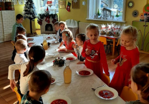 Dzieci razem z paniami zasiadły do stołu oraz zjadły wspólny wigilijny obiad.