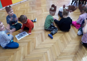 Dzieci układają puzzle w grupach
