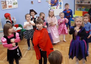 Dzieci tańczą przy piosence z dziecięcego repertuaru disco