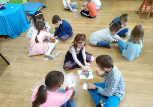 Zespoły dzieci prezentują ułożone zimowe puzzle.
