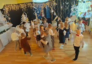 Dzieci tańczą z lampeczkami do utworu "Noel"