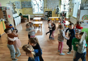 Dzieci tańczą w parach do piosenki pt. "Misie szare obydwa".