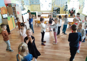 Dzieci tańczą w parach do piosenki pt. "Misie szare obydwa".