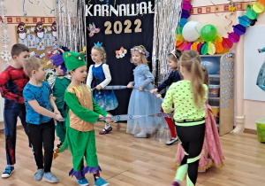 Dzieci tańczą w kole, przy piosence "Karuzela", z wykorzystaniem gumy animacyjnej