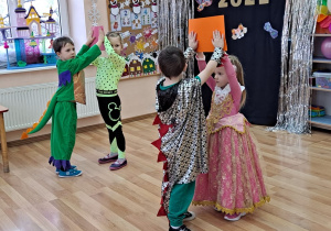 Dzieci trzymają w dłoniach kartony i wykonują taniec do piosenki " Maja"