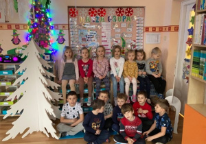 Dzieci śpiewają piosenkę - Fabryka Św. Mikołaja.