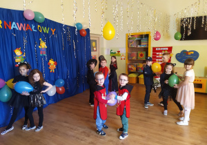 Starszaki w parach uczestniczą w konkursie "Taniec z balonem".