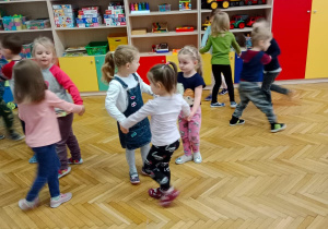 Dzieci tańczą przy piosence "Jadą misie".