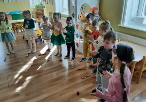 "Koncert dla Pani Wiosny" - dzieci w trakcie piosenki o Pani Wiośnie grają na instrumentach.