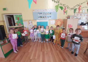 Dzieci prezentują wykonaną pracę plastyczną pt. "Pani Wiosna"