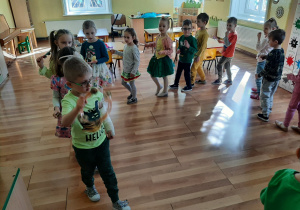 "Koncert dla Pani Wiosny" - dzieci w trakcie piosenki o Pani Wiośnie grają na instrumentach.