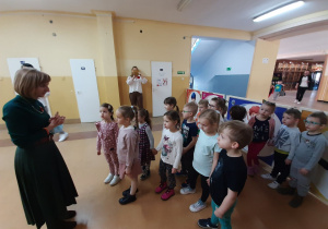 Pani Wicedyrektor mgr Anna Nowak przywitała dzieci z naszego przedszkola.