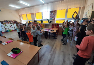 Przedszkolaki wspólnie z uczniami klasy 0 tańczyły do piosenki pt. "Szalone ZOO"
