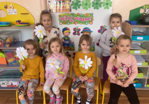 Dziewczynki z wykonanymi wiosennymi kwiatami.