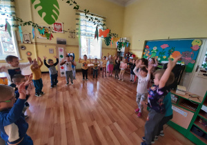 Dzieci tańczą do piosenki o misiach.
