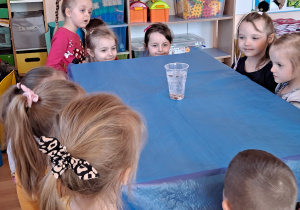 Eksperyment przy stoliku "Tańczące rodzynki", z wykorzystaniem wody gazowanej i rodzynek.