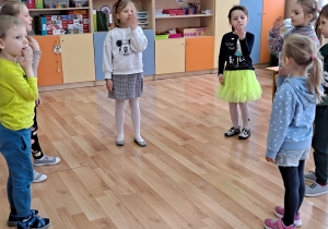 Dzieci biorą udział w zabawie muzyczno - ruchowej do piosenki "Duszki leśne".