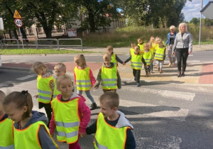 Dzieci bezpiecznie przechodzą po zebrze, poznają prawidłowy sposób zachowanie się podczas przejścia przez ulicę.