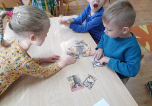 Dzieci układają jesienne puzzle.