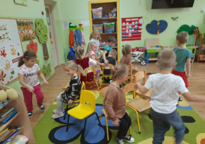 Grupa przedszkolaków podczas konkurencji z krzesłami.