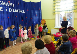 Podziękowanie pani dyrektor dla małych aktorów.