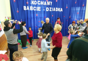 Taniec z dziadkami.