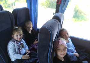 4 dziewczynki siedzą w autokarze.