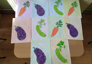 Prace plastyczne przedstawiające warzywa wykonane przez dzieci metodą wydzieranki z papieru kolorowego.