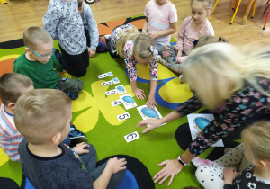 Starszaki porządkują sylwety jeży według wielkości.