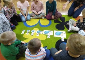 Dzieci przyporządkowują cyfry do jeżyków wg wskazówek nauczyciela.