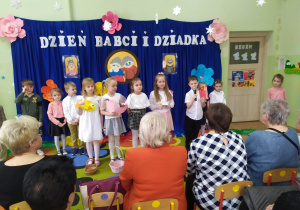 Piątka starszaków trzymająca w rękach rekwizyty do inscenizacji pt. "Prezenty dla Babci i Dziadka".