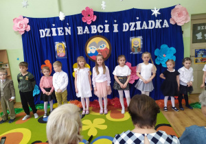 Dzieci na tle dekoracji podczas występów.