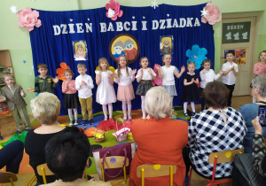 Przedszkolaki klaszczą w ręce przy wykonywaniu piosenki pt. "Najdroższy dziadku".