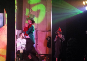 Na scenie Pinokio, jego tata i Pasikonik.