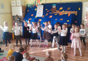 Grupa dzieci na tle dekoracji tańcząca utwór "Chocolate choco choco".