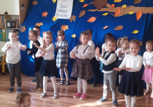 Dzieci tańczą przy piosence "Chocolate choco choco".