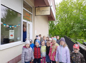 18.05.2023 r. Wyjście do Miejskiej Biblioteki "Na Skarpie" grupy "Misiów"