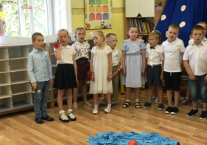 Dzieci śpiewają piosenkę pt." Żegnamy już przedszkole".