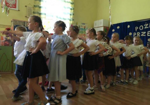 Taniec "Polonez" w wykonaniu dzieci.