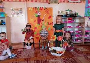 Dzieci za pomocą dotyku odgadują dary jesieni.
