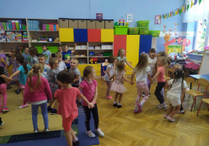 Taniec dzieci w parach przy wesołej muzyce.