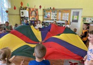 Zabawa zręcznościowa z chustą animacyjną Lecą liście.