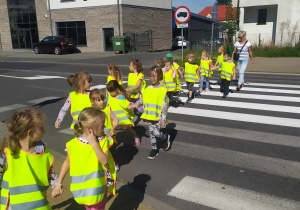 Dzieci przechodzą przez przejście dla pieszych.